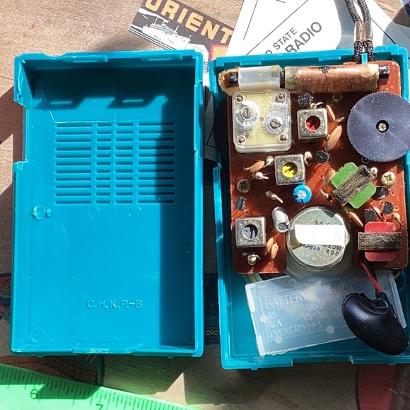 π» Vintage TURQUOISE TRANSISTOR RADIO w/swivel carrying strap ORIGINAL Box - Picture 4 of 16